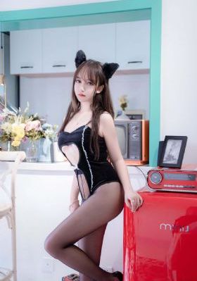 濠河边上的女人